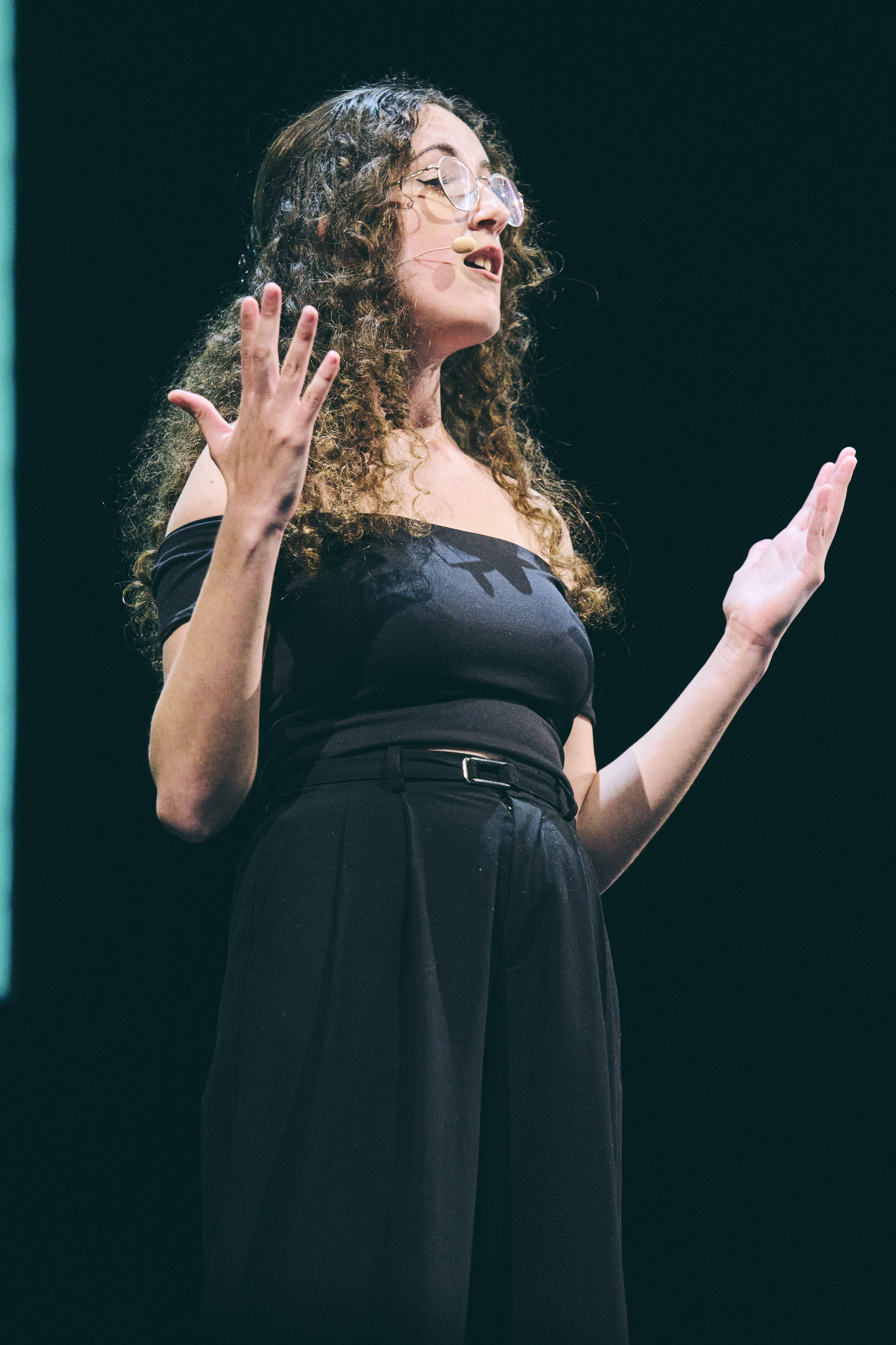 Clémence répond à la question « Faut-il traiter tout le monde de la même manière pour être juste ?» devant 1600 spectateurs.