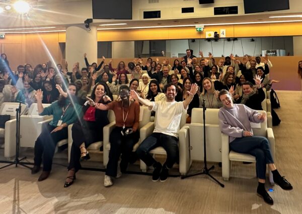 Les collaborateurs ENGIE r&eacute;unis dans l'auditorium pour une pi&egrave;ce de th&eacute;&acirc;tre originale, sensibilisant au handicap.